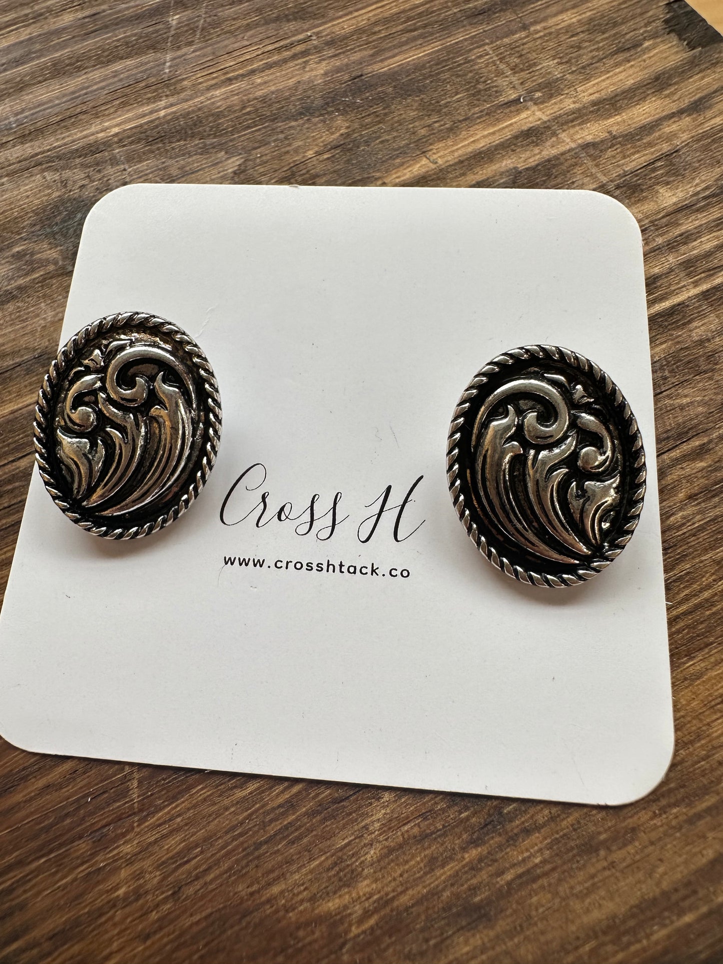Oval tooled stud earring