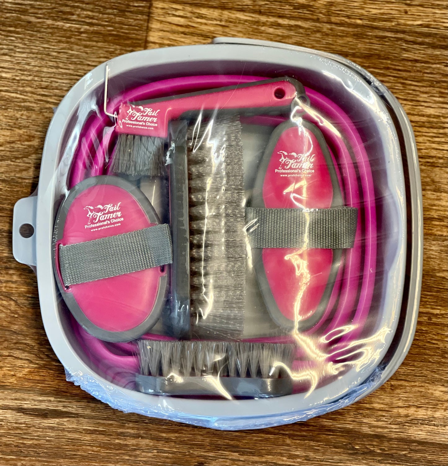 Grooming Kit w/Collapsible Bucket