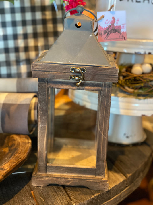 Petite carriage lantern